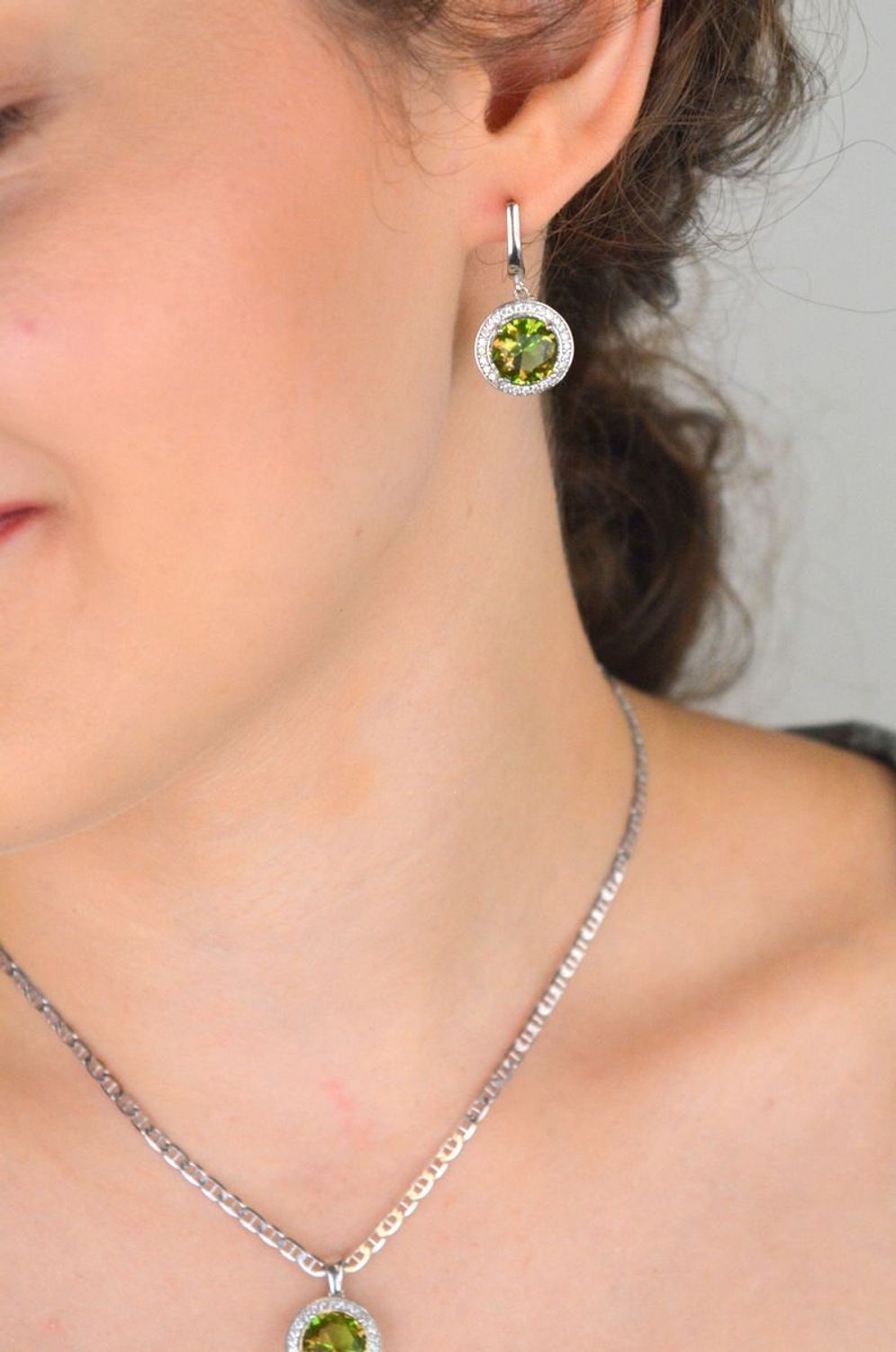 Komplet srebrny DIA-KPL-13458-925 z dużą żółto-pomarańczową cyrkonią otoczoną białymi kamieniami. Wiszące kolczyki 2,7 × 1,5 cm, zawieszka 2,0 × 1,4 cm, srebro 925, 9,50 g. Elegancja i 3.jpg