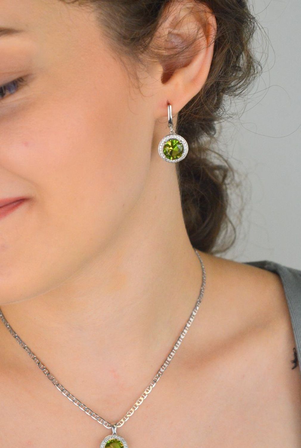 Komplet srebrny DIA-KPL-13458-925 z dużą żółto-pomarańczową cyrkonią otoczoną białymi kamieniami. Wiszące kolczyki 2,7 × 1,5 cm, zawieszka 2,0 × 1,4 cm, srebro 925, 9,50 g. Elegancja i 3.jpg