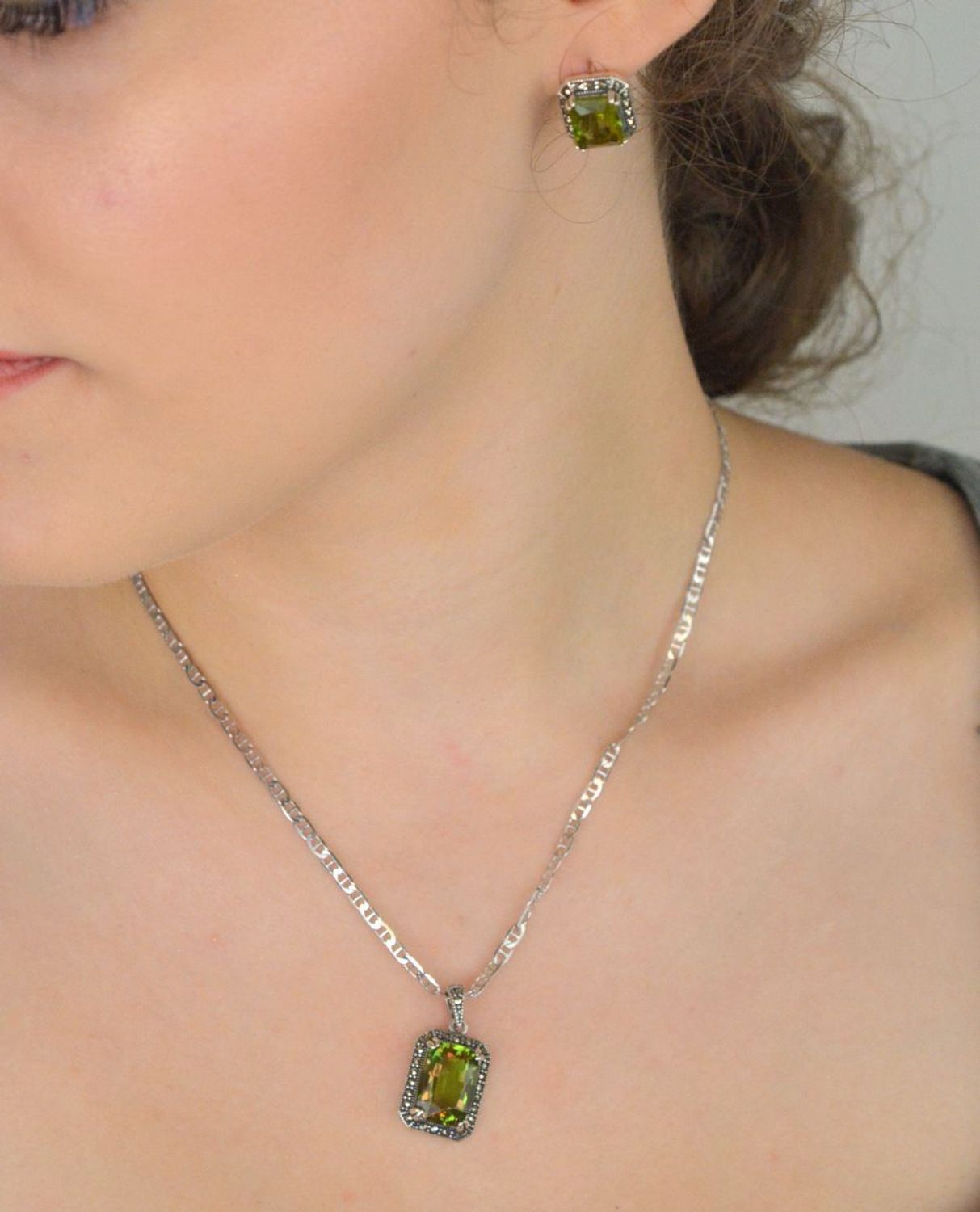 Komplet srebrny DIA-KPL-13459-925 z prostokątną żółto-pomarańczową cyrkonią i markazytami. Kolczyki z zapięciem angielskim 1,2 × 1,4 cm, zawieszka 2,5 × 1,4 cm, srebro 925, 10,10 g. 3.jpg