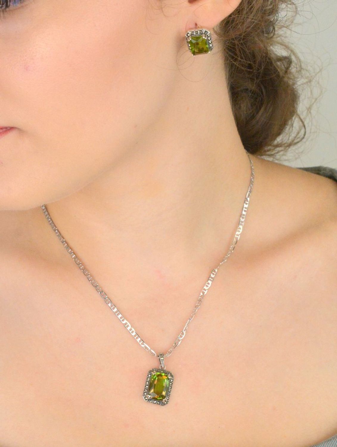 Komplet srebrny DIA-KPL-13459-925 z prostokątną żółto-pomarańczową cyrkonią i markazytami. Kolczyki z zapięciem angielskim 1,2 × 1,4 cm, zawieszka 2,5 × 1,4 cm, srebro 925, 10,10 g. 3.jpg