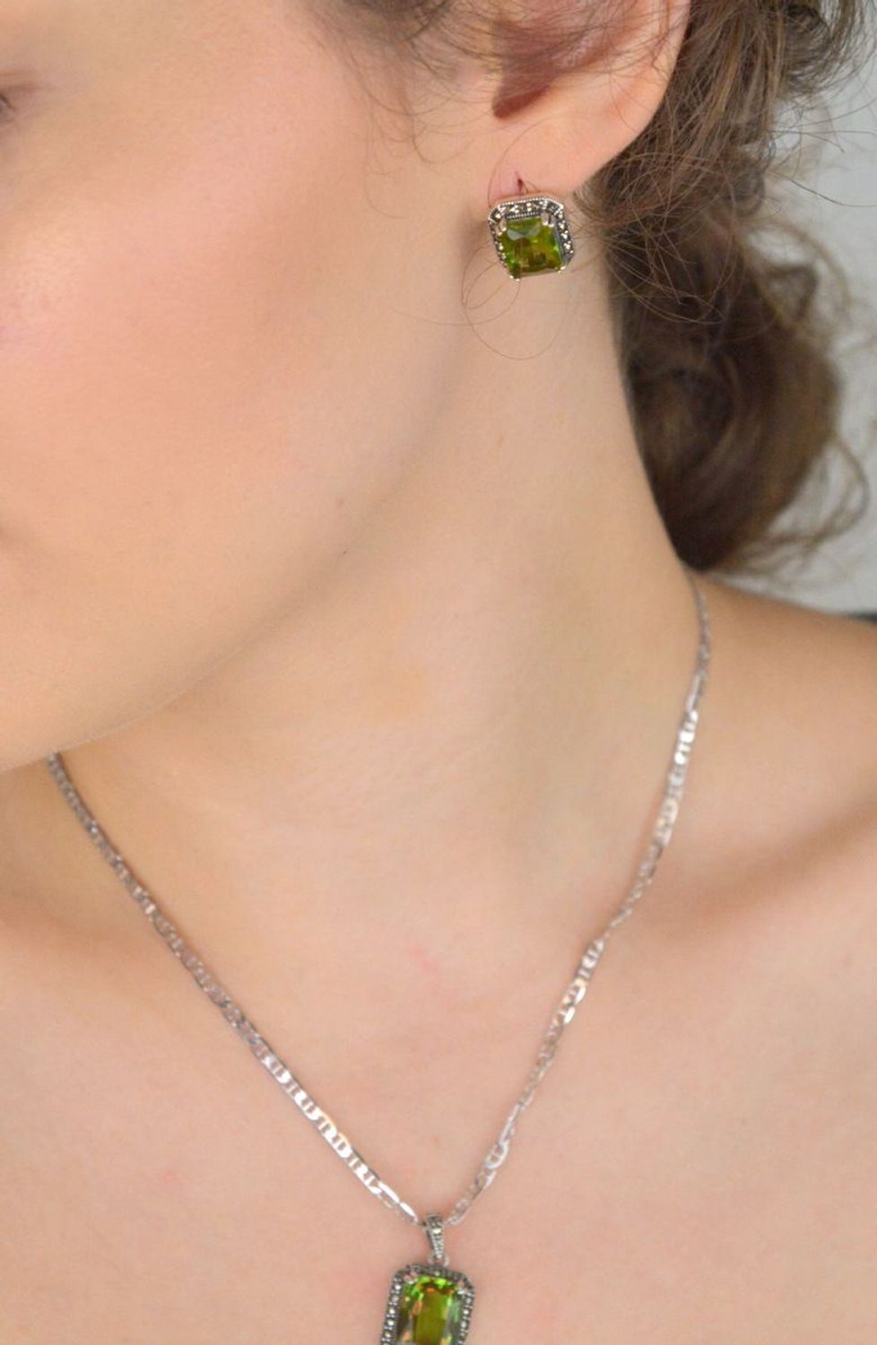 Komplet srebrny DIA-KPL-13459-925 z prostokątną żółto-pomarańczową cyrkonią i markazytami. Kolczyki z zapięciem angielskim 1,2 × 1,4 cm, zawieszka 2,5 × 1,4 cm, srebro 925, 10,10 g. 3.jpg