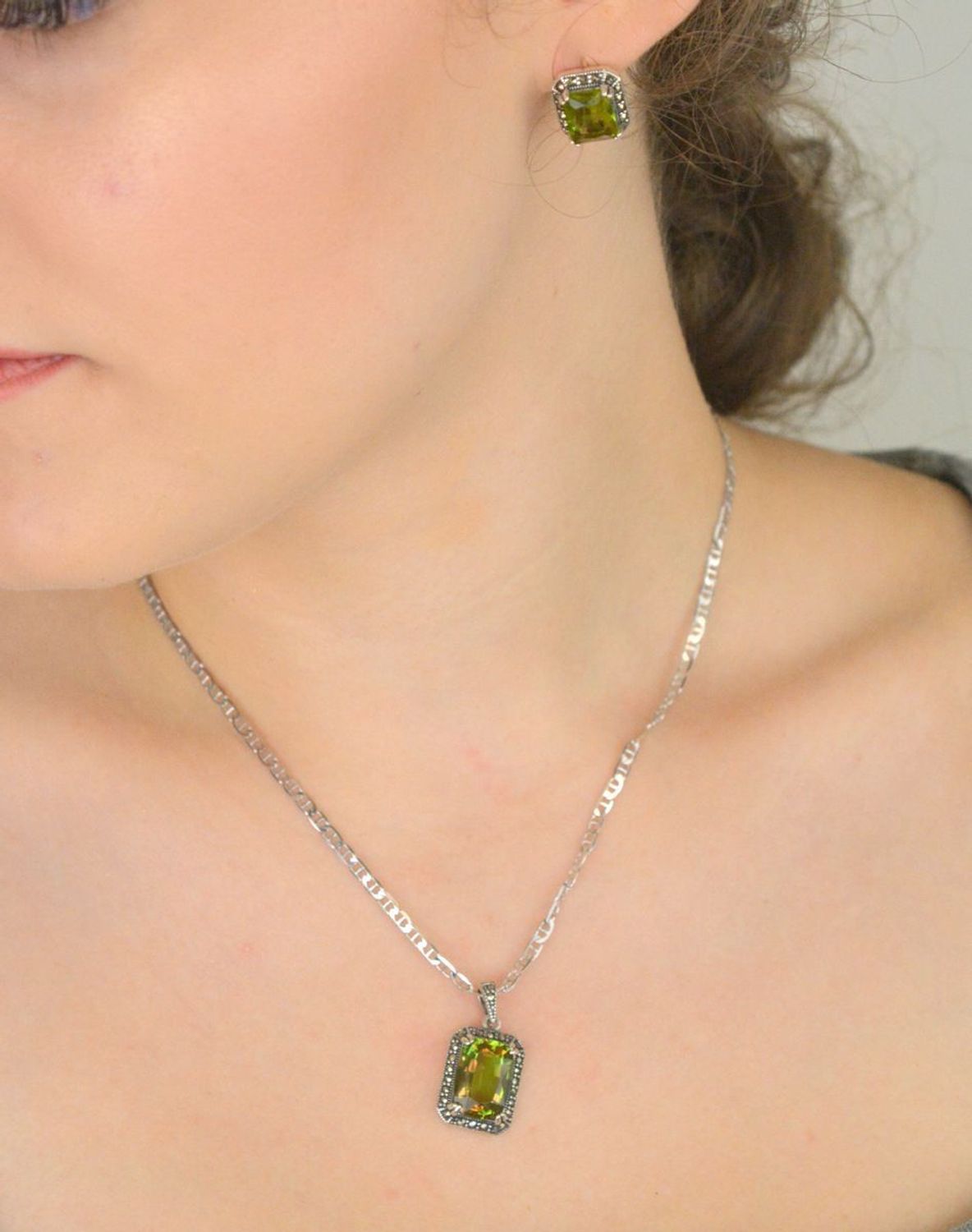 Komplet srebrny DIA-KPL-13459-925 z prostokątną żółto-pomarańczową cyrkonią i markazytami. Kolczyki z zapięciem angielskim 1,2 × 1,4 cm, zawieszka 2,5 × 1,4 cm, srebro 925, 10,10 g. 3.jpg