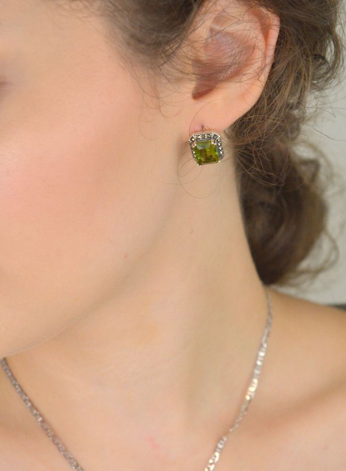 Komplet srebrny DIA-KPL-13459-925 z prostokątną żółto-pomarańczową cyrkonią i markazytami. Kolczyki z zapięciem angielskim 1,2 × 1,4 cm, zawieszka 2,5 × 1,4 cm, srebro 925, 10,10 g. 3.jpg