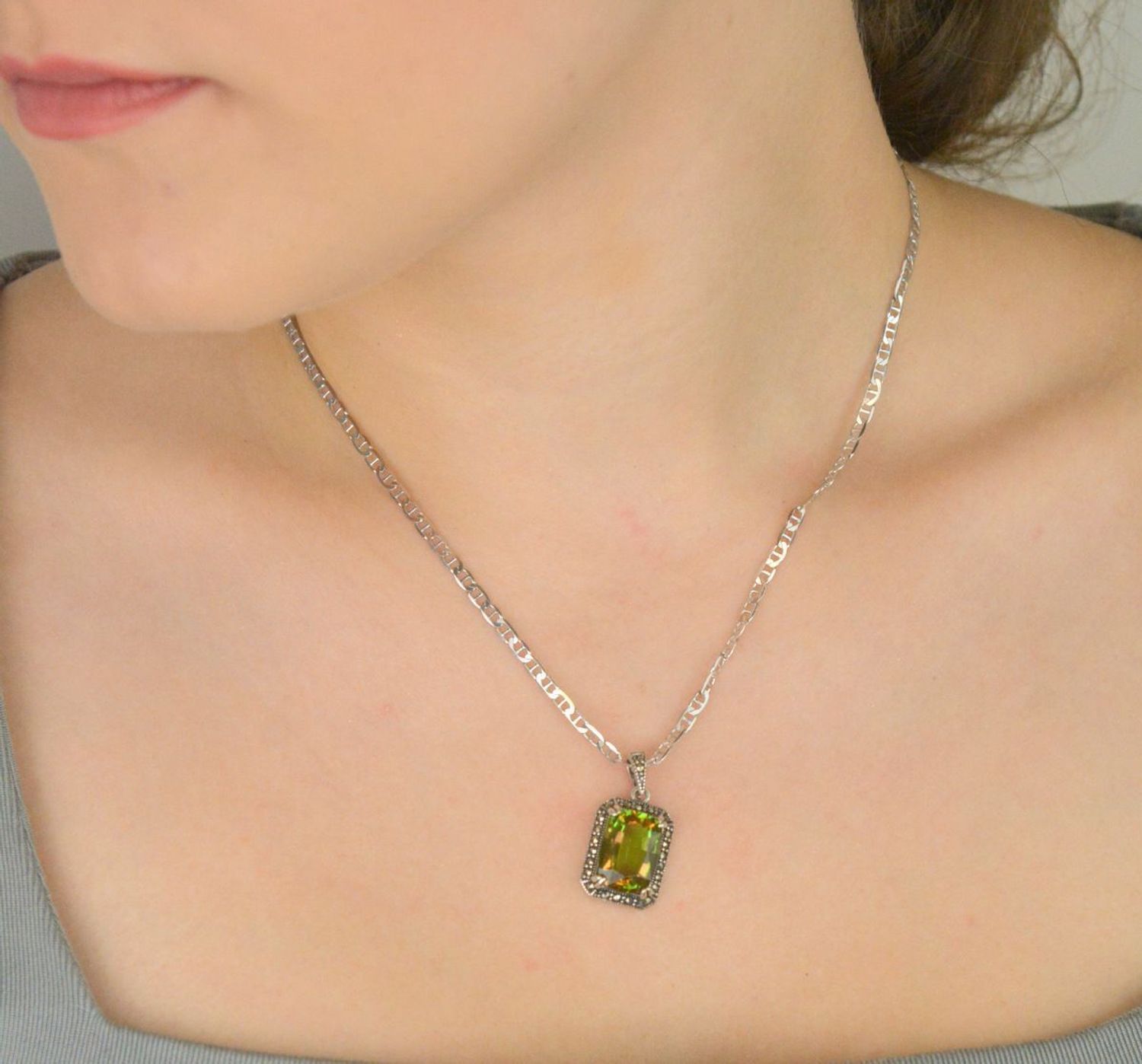 Komplet srebrny DIA-KPL-13459-925 z prostokątną żółto-pomarańczową cyrkonią i markazytami. Kolczyki z zapięciem angielskim 1,2 × 1,4 cm, zawieszka 2,5 × 1,4 cm, srebro 925, 10,10 g. 3.jpg