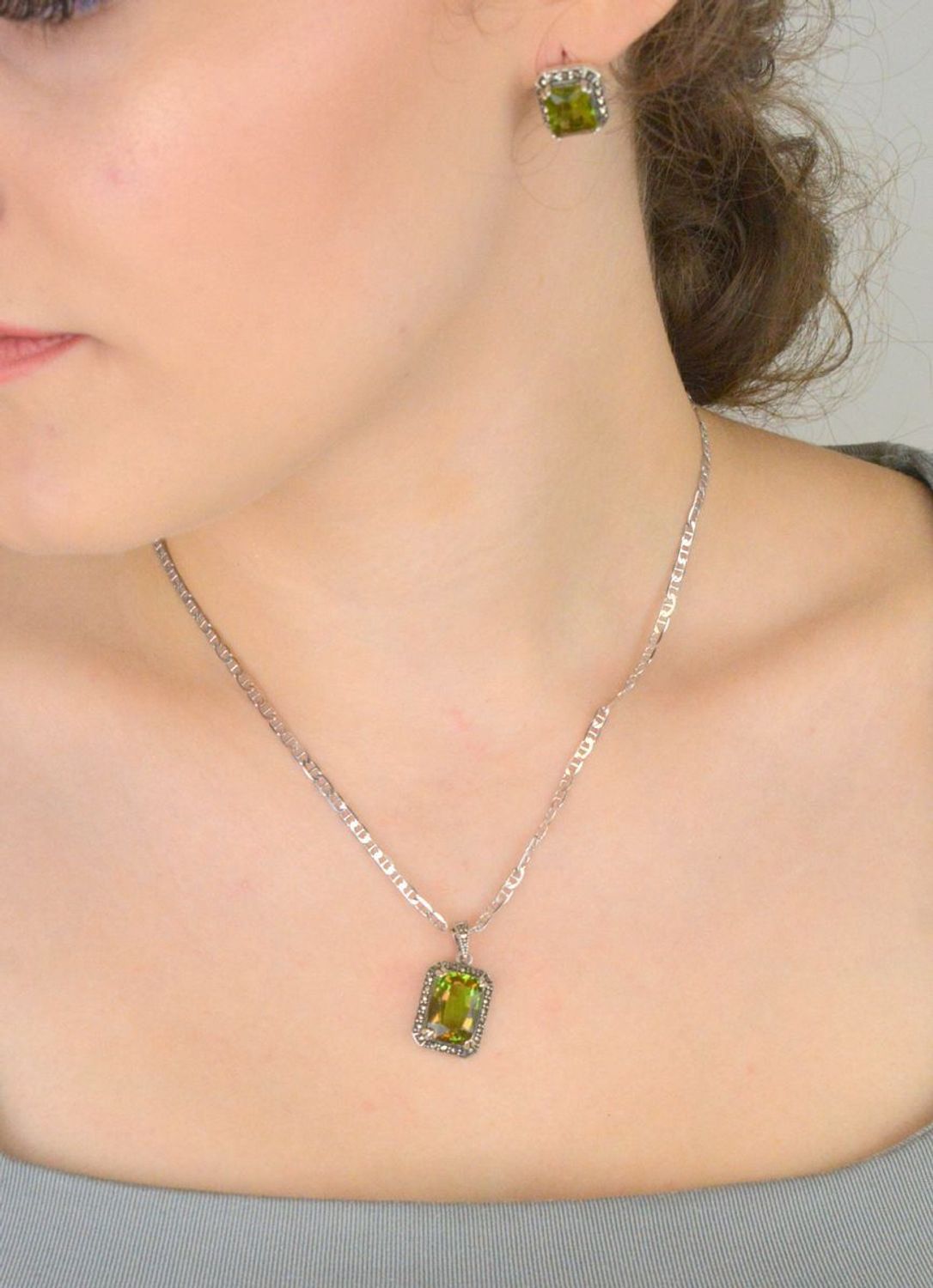 Komplet srebrny DIA-KPL-13459-925 z prostokątną żółto-pomarańczową cyrkonią i markazytami. Kolczyki z zapięciem angielskim 1,2 × 1,4 cm, zawieszka 2,5 × 1,4 cm, srebro 925, 10,10 g. 3.jpg