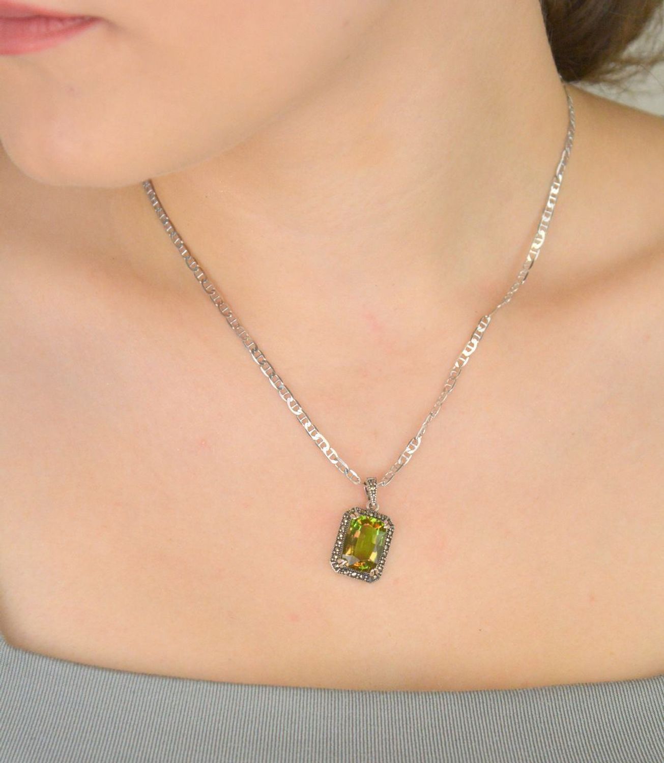 Komplet srebrny DIA-KPL-13459-925 z prostokątną żółto-pomarańczową cyrkonią i markazytami. Kolczyki z zapięciem angielskim 1,2 × 1,4 cm, zawieszka 2,5 × 1,4 cm, srebro 925, 10,10 g. 3.jpg