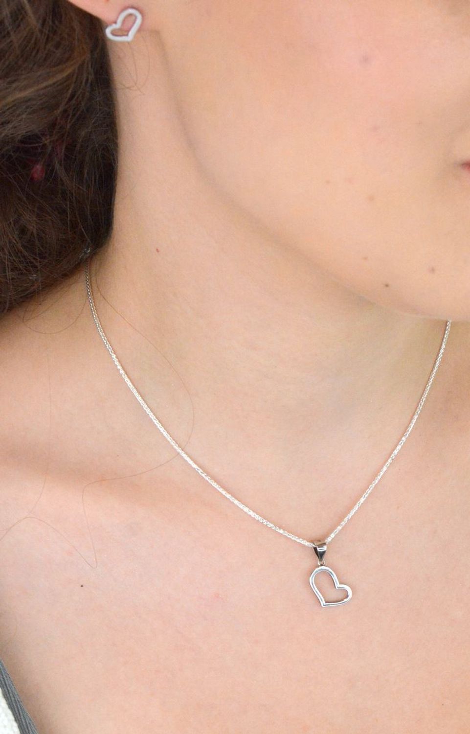 Komplet srebrny 925 DIA-KPL-13636-925 – kolczyki i zawieszka serduszka z białą emalią.jpg