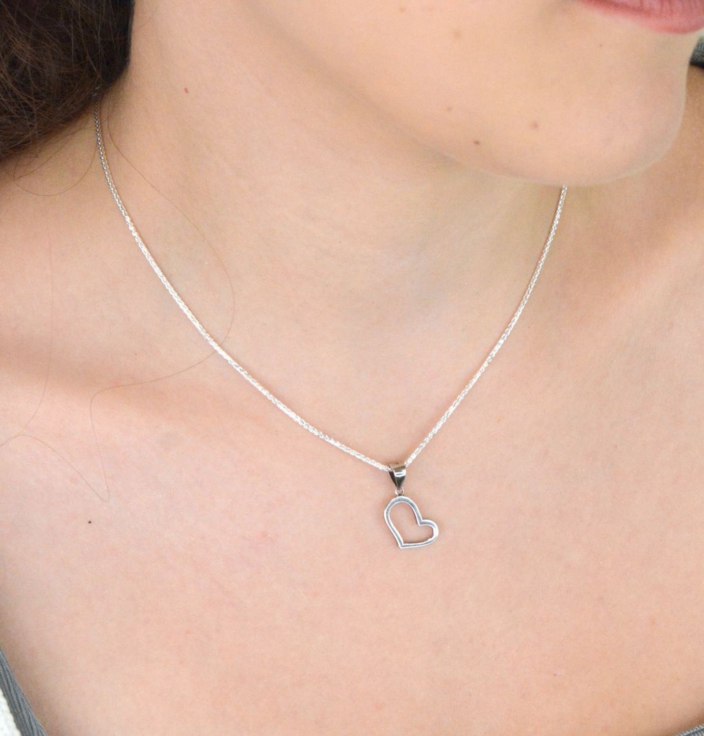 Komplet srebrny 925 DIA-KPL-13636-925 – kolczyki i zawieszka serduszka z białą emalią.jpg