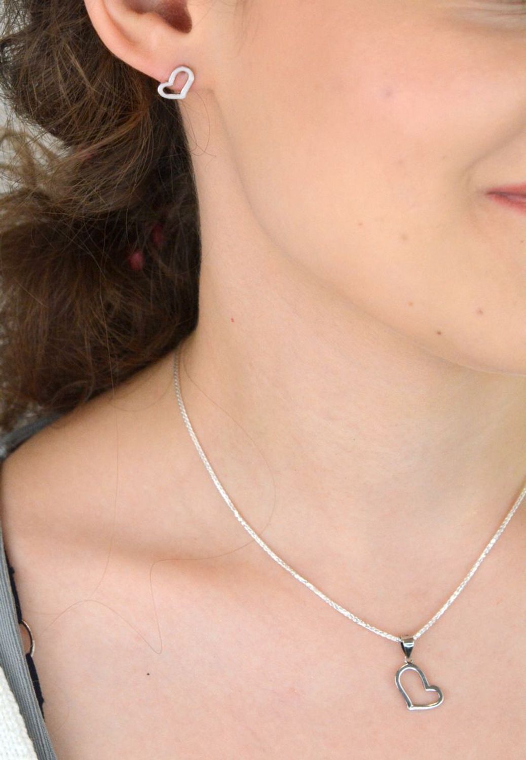 Komplet srebrny 925 DIA-KPL-13636-925 – kolczyki i zawieszka serduszka z białą emalią.jpg