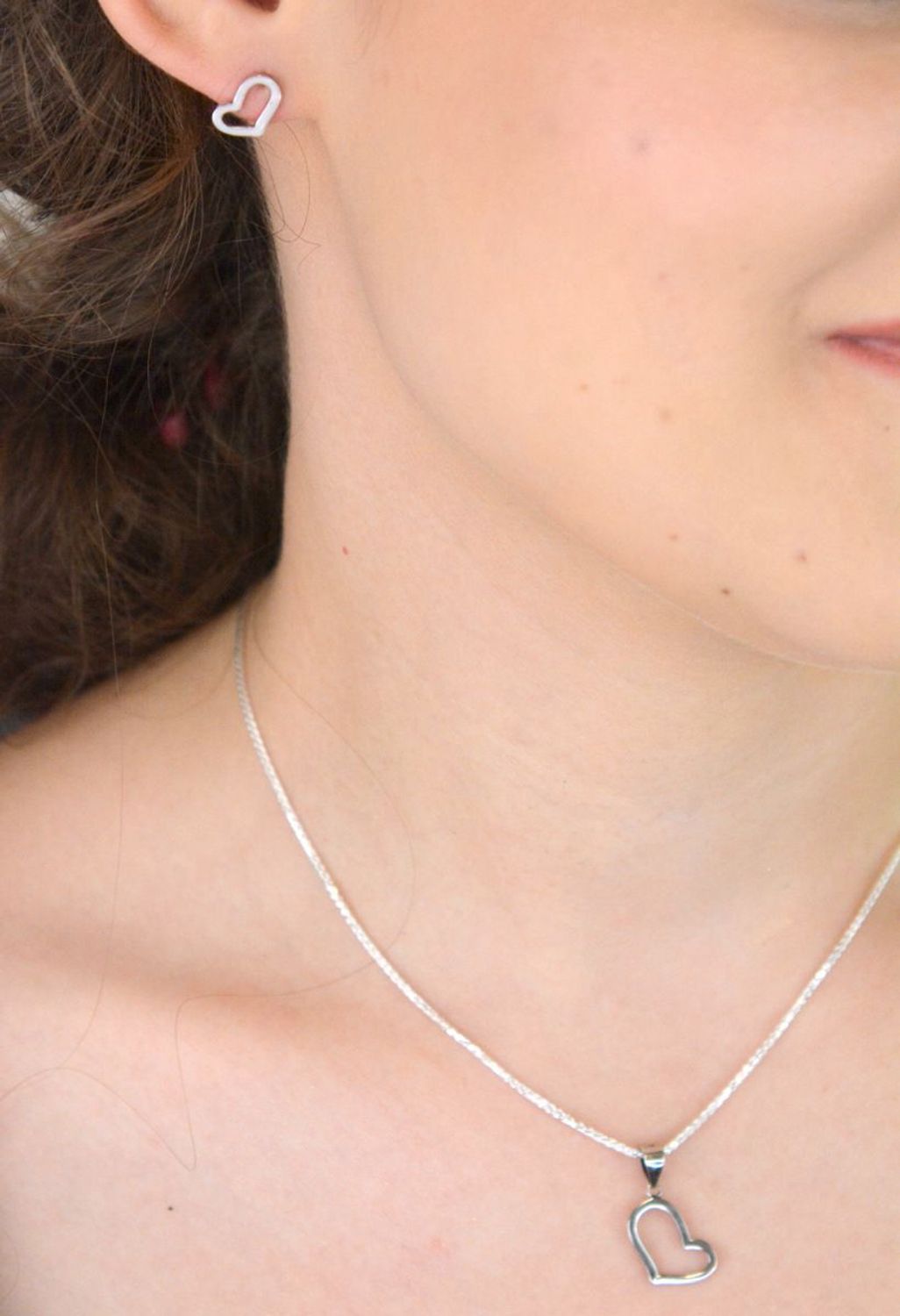 Komplet srebrny 925 DIA-KPL-13636-925 – kolczyki i zawieszka serduszka z białą emalią.jpg