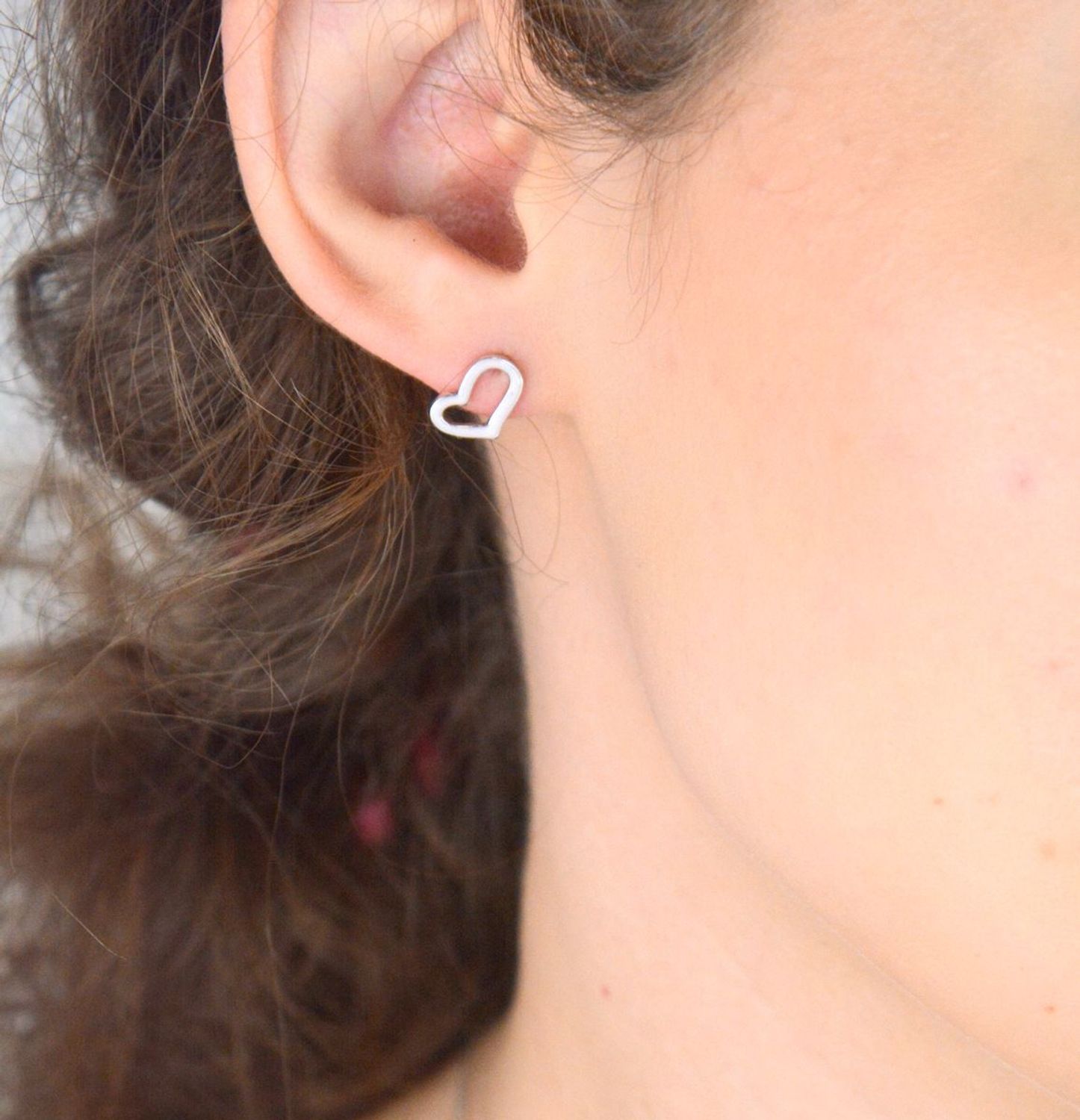 Komplet srebrny 925 DIA-KPL-13636-925 – kolczyki i zawieszka serduszka z białą emalią.jpg