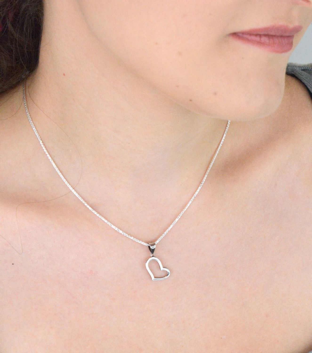 Komplet srebrny 925 DIA-KPL-13636-925 – kolczyki i zawieszka serduszka z białą emalią.jpg