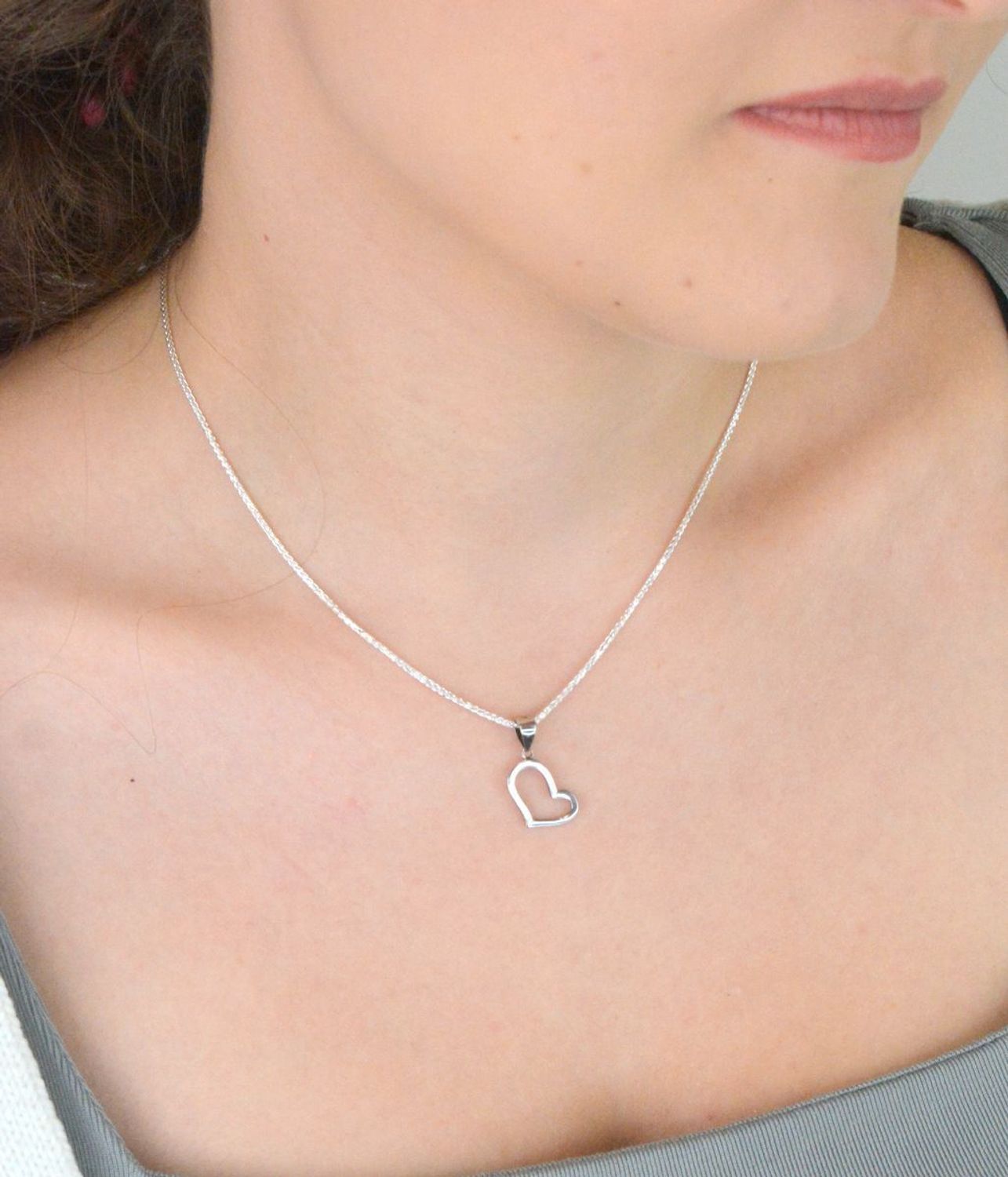 Komplet srebrny 925 DIA-KPL-13636-925 – kolczyki i zawieszka serduszka z białą emalią.jpg