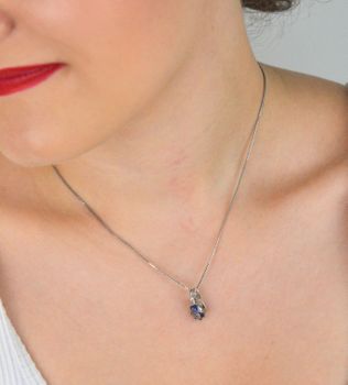 Elegancki srebrny komplet biżuterii próby 925 z kolczykami i zawieszką ozdobionymi fioletową i białą cyrkonią. Idealny na prezent lub na wyjątkowe okazje (1).JPG