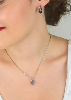 Elegancki srebrny komplet biżuterii próby 925 z kolczykami i zawieszką ozdobionymi fioletową i białą cyrkonią. Idealny na prezent lub na wyjątkowe okazje (2).JPG