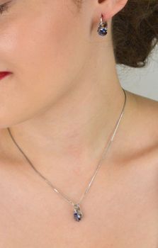 Elegancki srebrny komplet biżuterii próby 925 z kolczykami i zawieszką ozdobionymi fioletową i białą cyrkonią. Idealny na prezent lub na wyjątkowe okazje (3).JPG