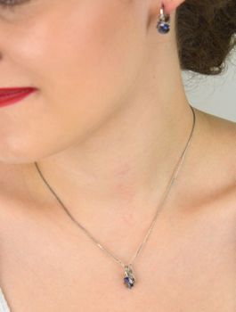 Elegancki srebrny komplet biżuterii próby 925 z kolczykami i zawieszką ozdobionymi fioletową i białą cyrkonią. Idealny na prezent lub na wyjątkowe okazje (4).JPG