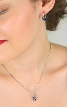 Elegancki srebrny komplet biżuterii próby 925 z kolczykami i zawieszką ozdobionymi fioletową i białą cyrkonią. Idealny na prezent lub na wyjątkowe okazje (5).JPG