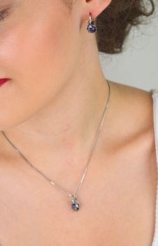Elegancki srebrny komplet biżuterii próby 925 z kolczykami i zawieszką ozdobionymi fioletową i białą cyrkonią. Idealny na prezent lub na wyjątkowe okazje (6).JPG
