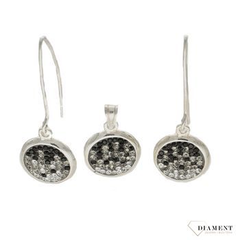 Komplet srebrny kolczyki z zawieszką ' Czarno-białe kryształy ' DIA-KPL-2955-925. Piękny komplet srebrnej biżuterii to idealna propozycja na prezent dla ukochanej. W skład kompletu wchodzą długie kolczyki i.jpg