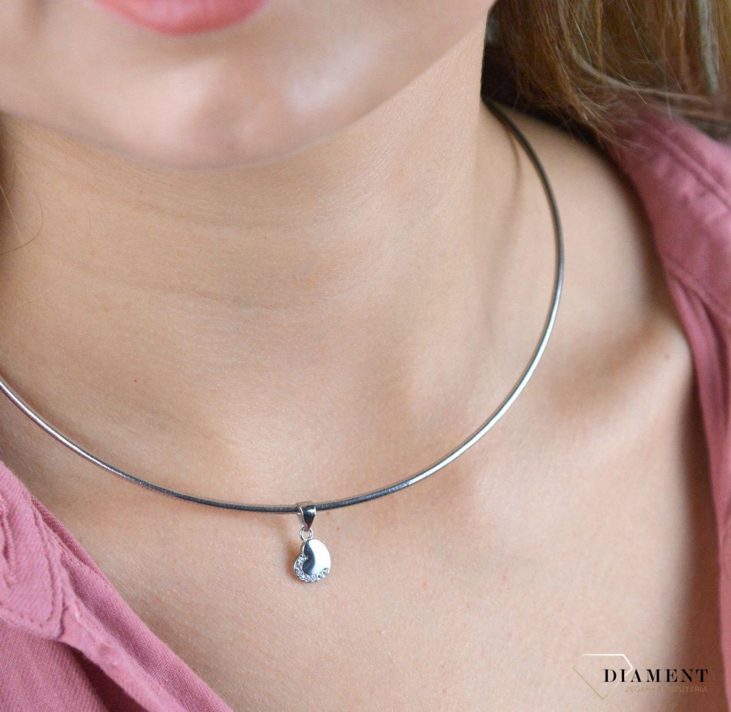 Komplet srebrny damski serduszka z cyrkoniami DIA-KPL-30035. Srebrne kolczyki serca wysadzone w połowie  drobnymi cyrkoniami dodają blasku każdej, nawet najprostszej stylizacji. Kolczyki są wykonane ze srebra próby 925. Będą pięknym.jpg