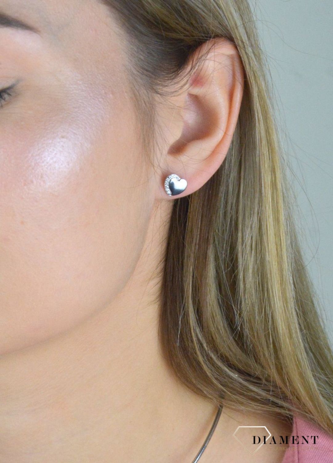 Komplet srebrny damski serduszka z cyrkoniami DIA-KPL-30035. Srebrne kolczyki serca wysadzone w połowie  drobnymi cyrkoniami dodają blasku każdej, nawet najprostszej stylizacji. Kolczyki są wykonane ze srebra próby 925. Będą pięknym.jpg