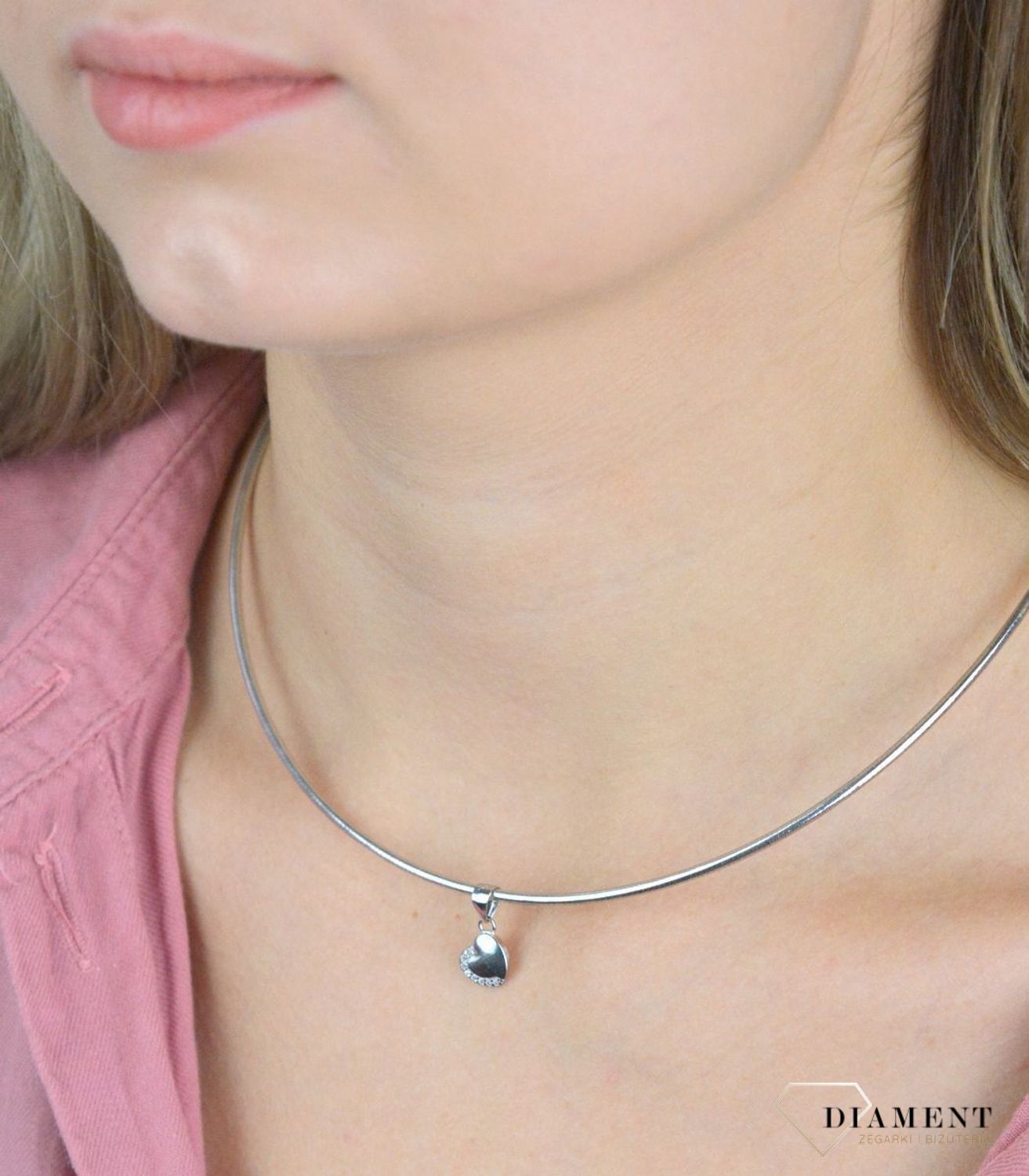 Komplet srebrny damski serduszka z cyrkoniami DIA-KPL-30035. Srebrne kolczyki serca wysadzone w połowie  drobnymi cyrkoniami dodają blasku każdej, nawet najprostszej stylizacji. Kolczyki są wykonane ze srebra próby 925. Będą pięknym.jpg