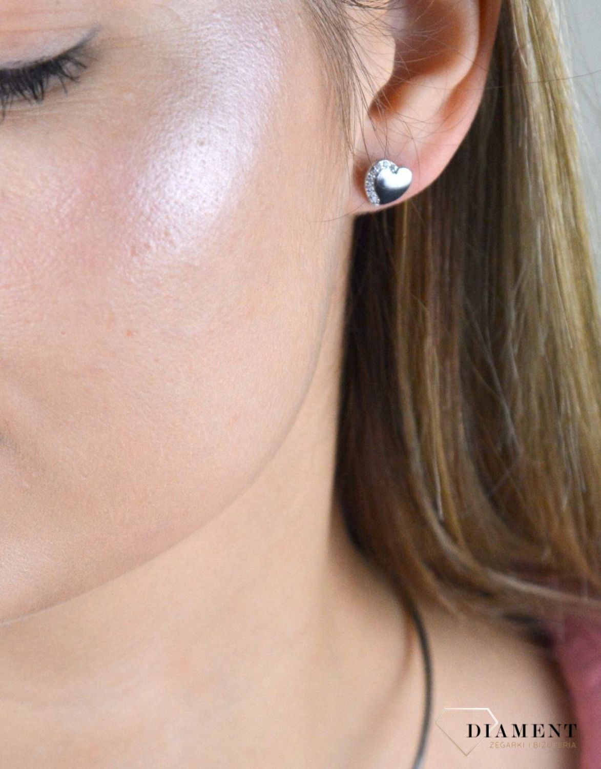 Komplet srebrny damski serduszka z cyrkoniami DIA-KPL-30035. Srebrne kolczyki serca wysadzone w połowie  drobnymi cyrkoniami dodają blasku każdej, nawet najprostszej stylizacji. Kolczyki są wykonane ze srebra próby 925. Będą pięknym.jpg