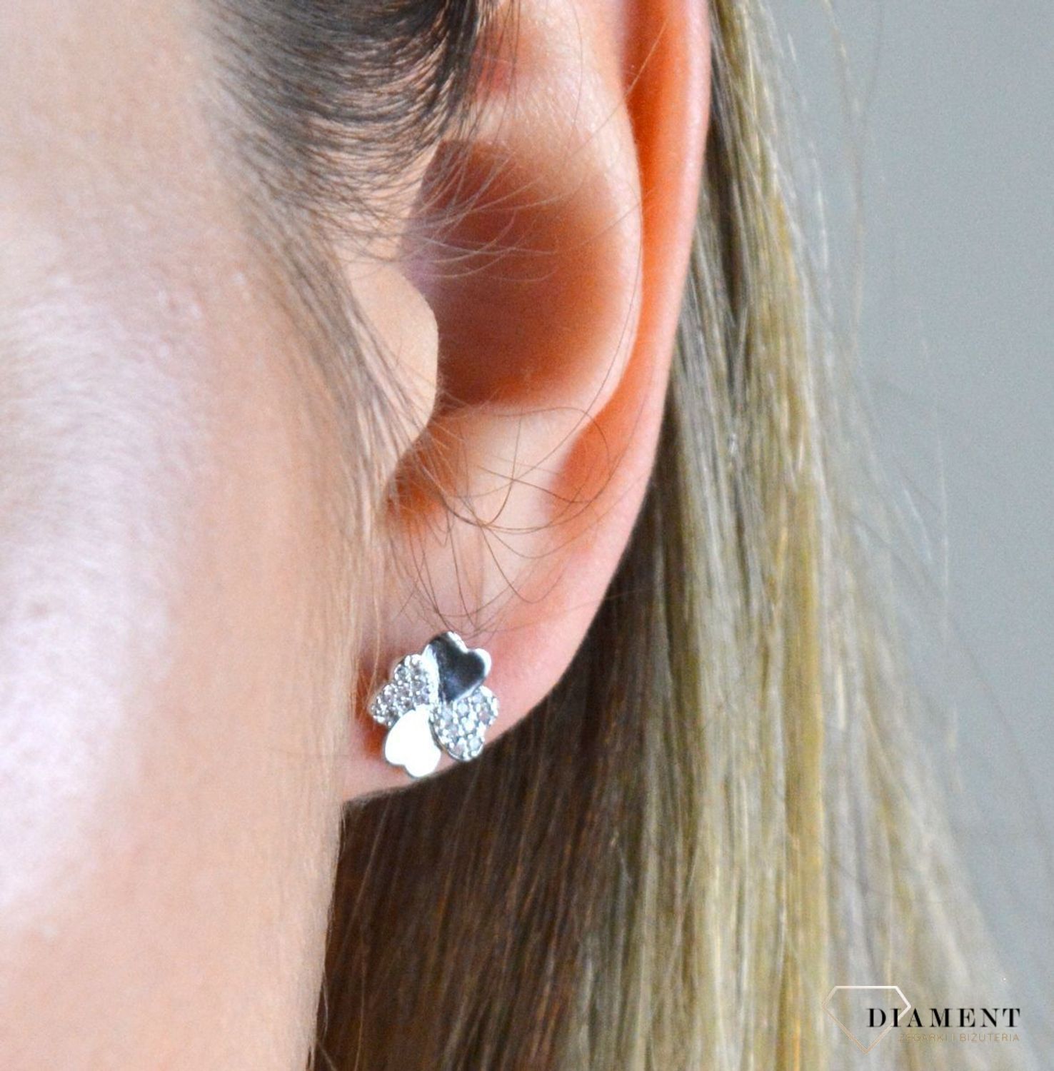 Komplet srebrny damski koniczynki z cyrkoniami DIA-KPL-300376-925.  Srebrne kolczyki okrągłe wysadzone w połowie  drobnymi cyrkoniami dodają blasku każdej, nawet najprostszej stylizacji. Kolczyki są wykonane ze srebra próby 9.jpg