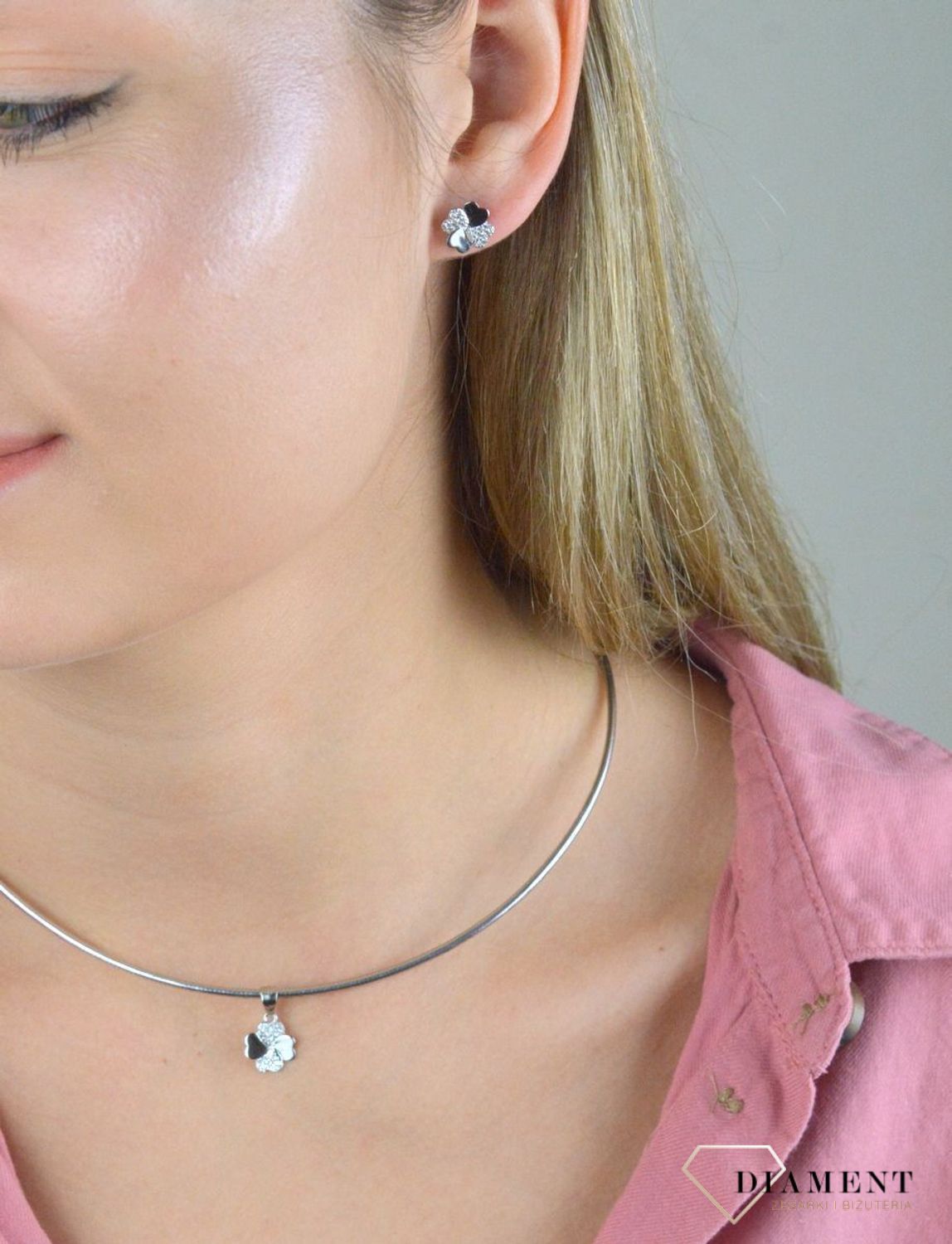 Komplet srebrny damski koniczynki z cyrkoniami DIA-KPL-300376-925.  Srebrne kolczyki okrągłe wysadzone w połowie  drobnymi cyrkoniami dodają blasku każdej, nawet najprostszej stylizacji. Kolczyki są wykonane ze srebra próby 9.jpg