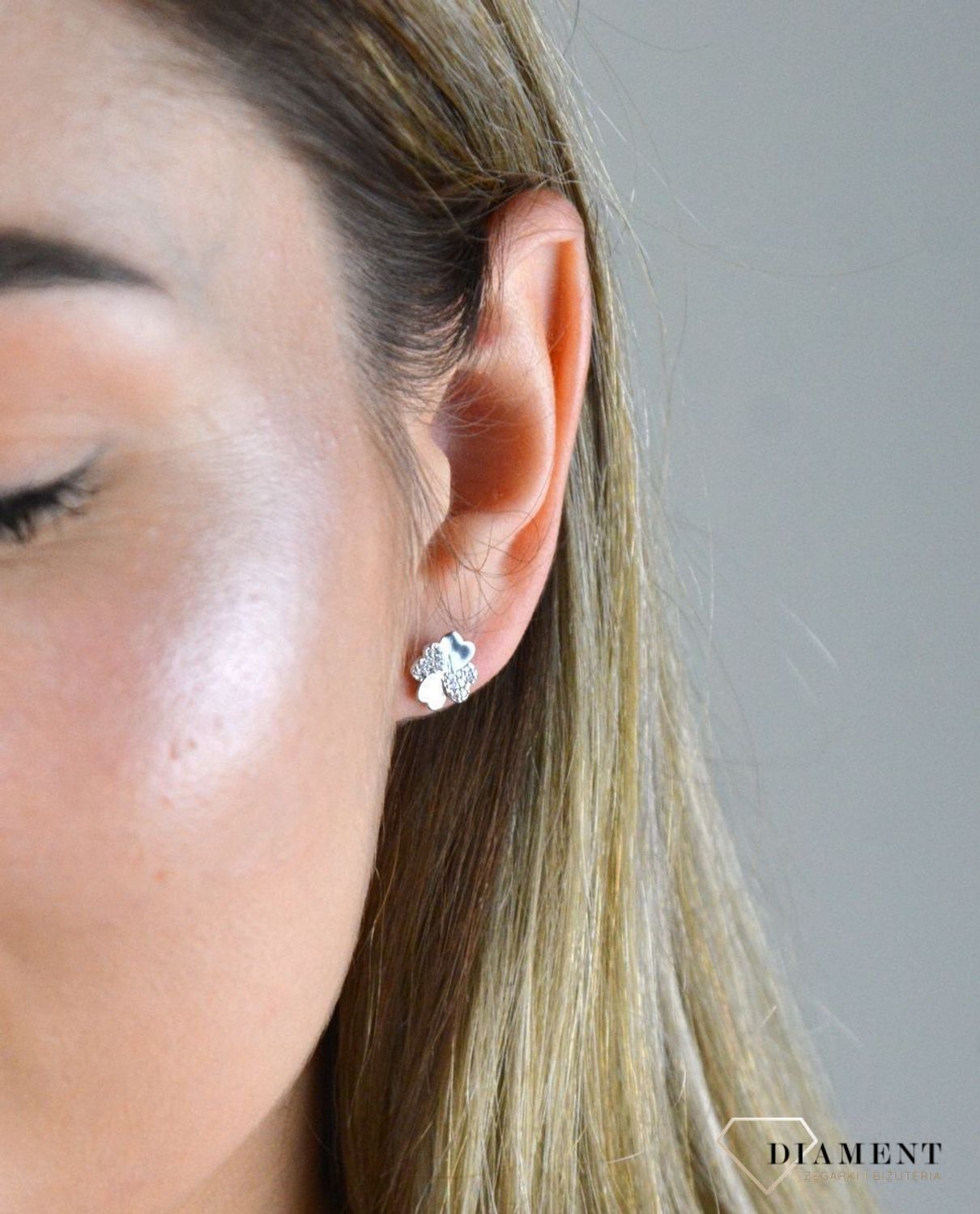 Komplet srebrny damski koniczynki z cyrkoniami DIA-KPL-300376-925.  Srebrne kolczyki okrągłe wysadzone w połowie  drobnymi cyrkoniami dodają blasku każdej, nawet najprostszej stylizacji. Kolczyki są wykonane ze srebra próby 9.jpg