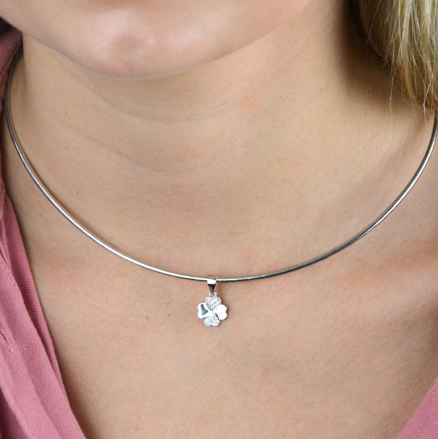 Komplet srebrny damski koniczynki z cyrkoniami DIA-KPL-300376-925.  Srebrne kolczyki okrągłe wysadzone w połowie  drobnymi cyrkoniami dodają blasku każdej, nawet najprostszej stylizacji. Kolczyki są wykonane ze srebra próby 9.jpg