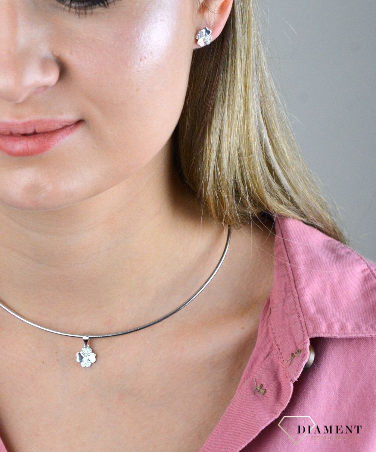 Komplet srebrny damski koniczynki z cyrkoniami DIA-KPL-300376-925.  Srebrne kolczyki okrągłe wysadzone w połowie  drobnymi cyrkoniami dodają blasku każdej, nawet najprostszej stylizacji. Kolczyki są wykonane ze srebra próby 9.jpg