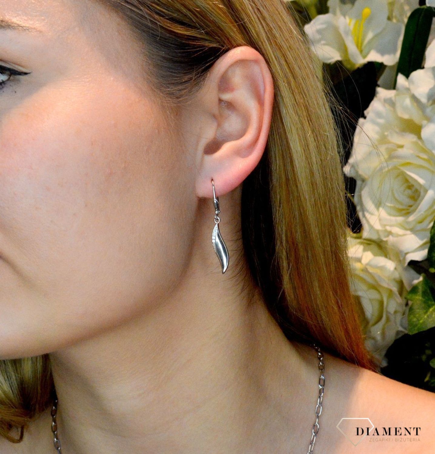 Srebrny komplet zawieszka i kolczyki o podłużnym kształcie z cyrkoniami DIA-KPL-37050-925. Piękny komplet srebrnej biżuterii to idealna propozycja na prezent dla ukochanej. W skład kompletu wchodzą delikatne kolczyki na sztyft.jpg