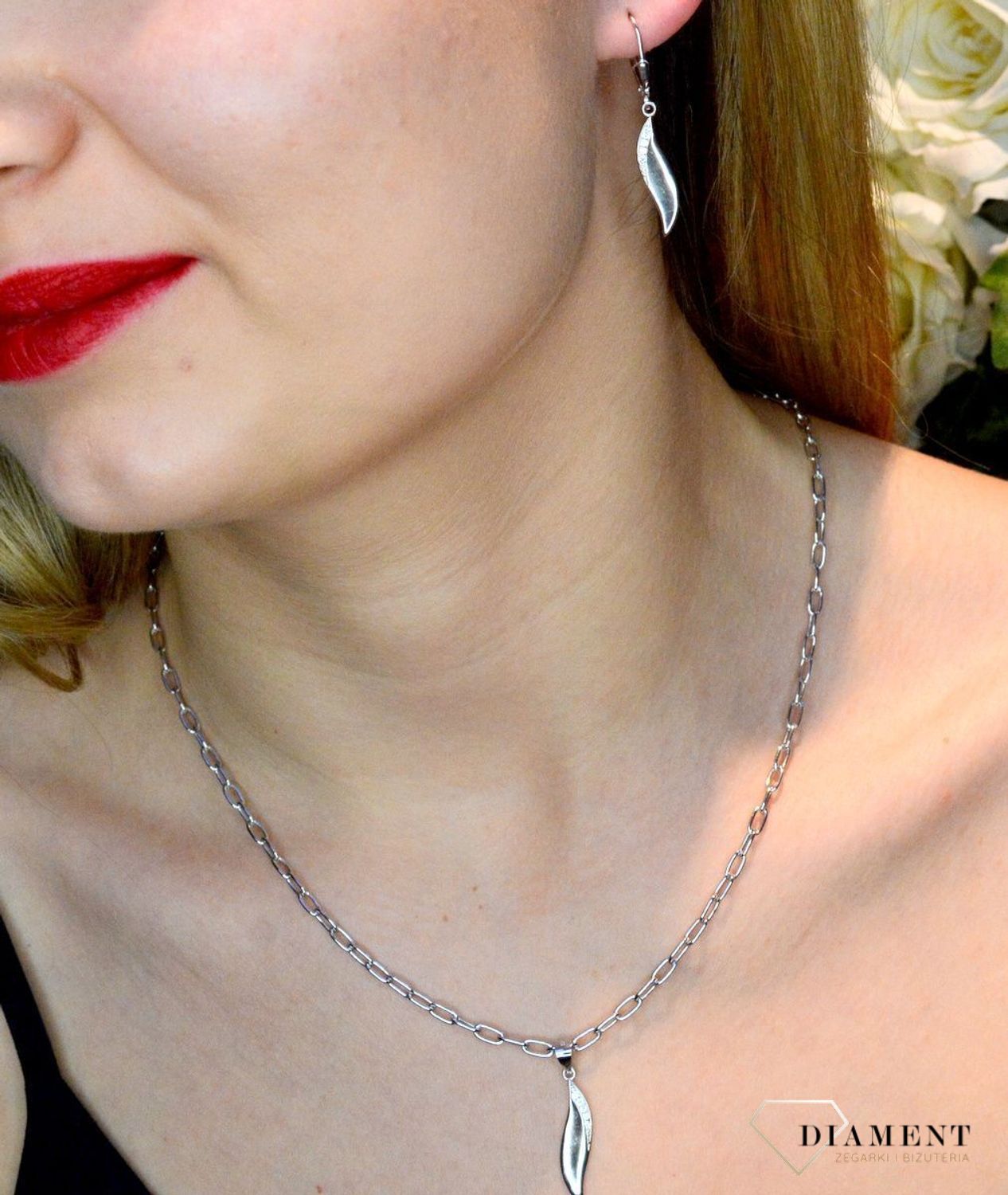 Srebrny komplet zawieszka i kolczyki o podłużnym kształcie z cyrkoniami DIA-KPL-37050-925. Piękny komplet srebrnej biżuterii to idealna propozycja na prezent dla ukochanej. W skład kompletu wchodzą delikatne kolczyki na sztyft.jpg