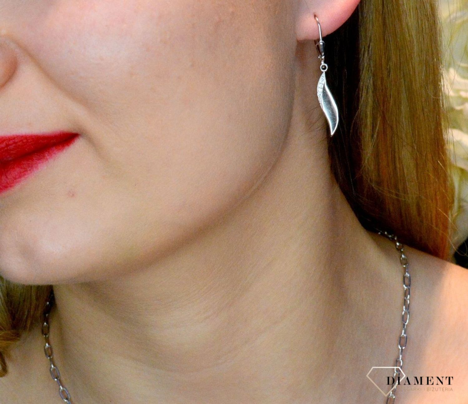 Srebrny komplet zawieszka i kolczyki o podłużnym kształcie z cyrkoniami DIA-KPL-37050-925. Piękny komplet srebrnej biżuterii to idealna propozycja na prezent dla ukochanej. W skład kompletu wchodzą delikatne kolczyki na sztyft.jpg