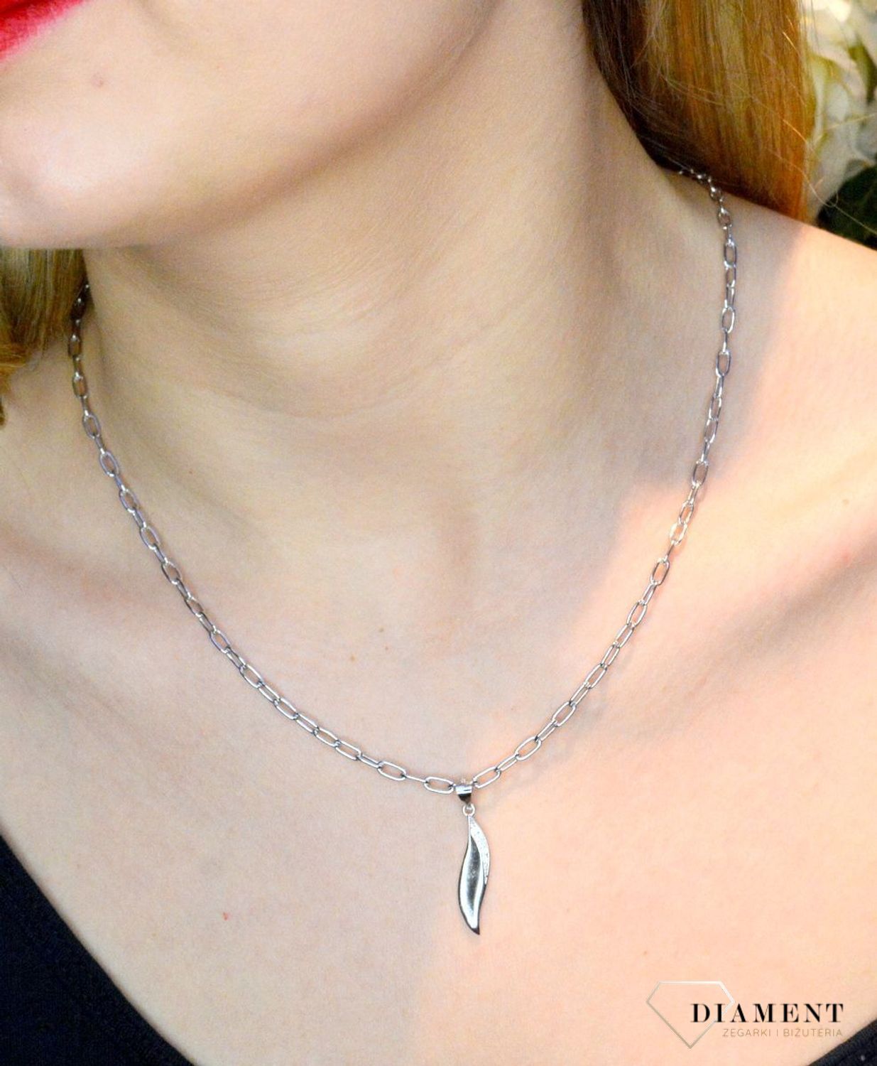 Srebrny komplet zawieszka i kolczyki o podłużnym kształcie z cyrkoniami DIA-KPL-37050-925. Piękny komplet srebrnej biżuterii to idealna propozycja na prezent dla ukochanej. W skład kompletu wchodzą delikatne kolczyki na sztyft.jpg