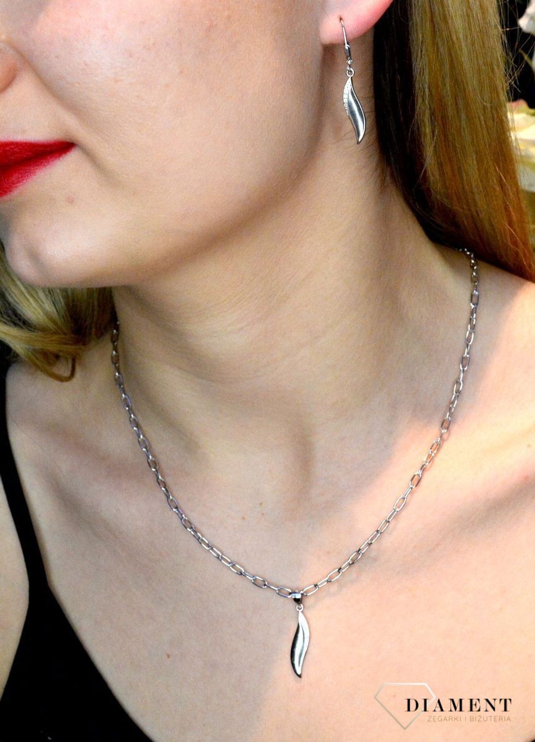 Srebrny komplet zawieszka i kolczyki o podłużnym kształcie z cyrkoniami DIA-KPL-37050-925. Piękny komplet srebrnej biżuterii to idealna propozycja na prezent dla ukochanej. W skład kompletu wchodzą delikatne kolczyki na sztyft.jpg