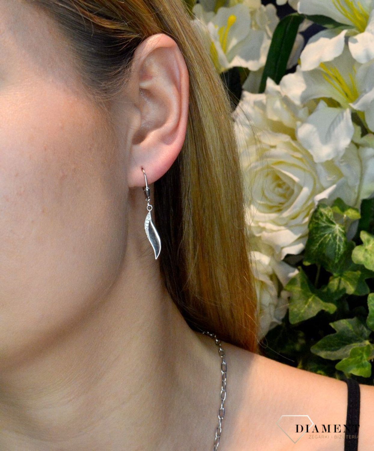 Srebrny komplet zawieszka i kolczyki o podłużnym kształcie z cyrkoniami DIA-KPL-37050-925. Piękny komplet srebrnej biżuterii to idealna propozycja na prezent dla ukochanej. W skład kompletu wchodzą delikatne kolczyki na sztyft.jpg