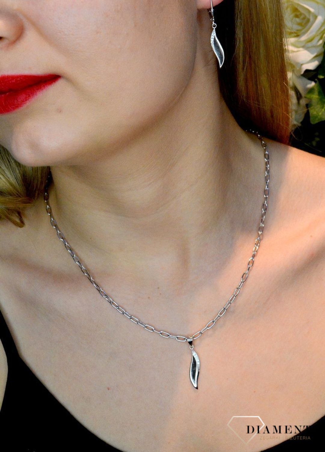 Srebrny komplet zawieszka i kolczyki o podłużnym kształcie z cyrkoniami DIA-KPL-37050-925. Piękny komplet srebrnej biżuterii to idealna propozycja na prezent dla ukochanej. W skład kompletu wchodzą delikatne kolczyki na sztyft.jpg