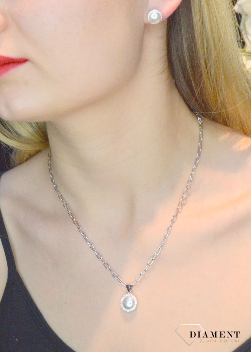Komplet srebrny damski perełka w cyrkoniach DIA-KPL-37058-925. Komplet srebrny z perełką. Komplet biżuterii srebrnej dla kobiety. Idealny komplet dla kobiety na prezent. Zawieszka i kolczyki z perełką..jpg