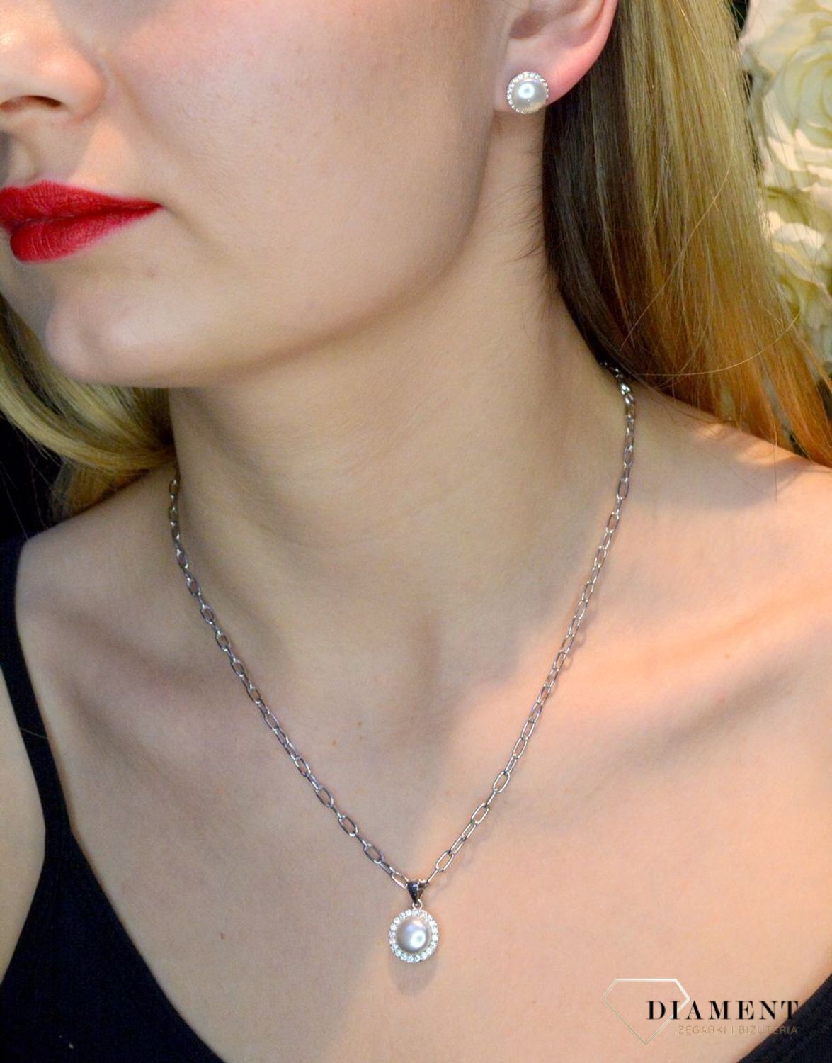 Komplet srebrny damski perełka w cyrkoniach DIA-KPL-37058-925. Komplet srebrny z perełką. Komplet biżuterii srebrnej dla kobiety. Idealny komplet dla kobiety na prezent. Zawieszka i kolczyki z perełką..jpg