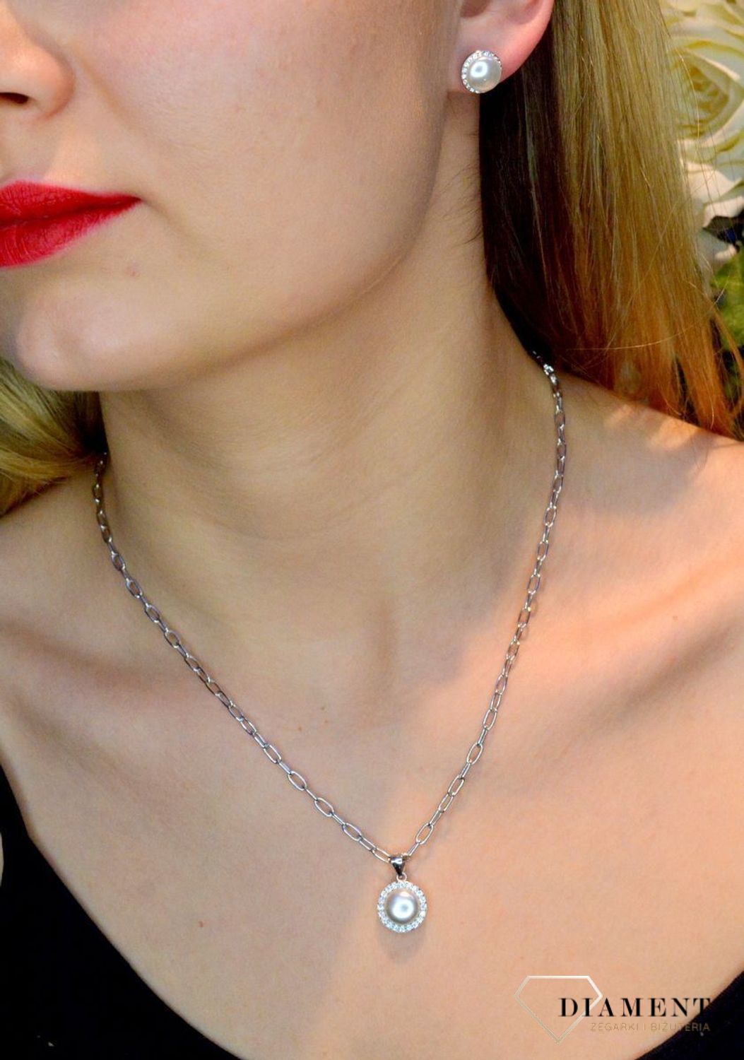 Komplet srebrny damski perełka w cyrkoniach DIA-KPL-37058-925. Komplet srebrny z perełką. Komplet biżuterii srebrnej dla kobiety. Idealny komplet dla kobiety na prezent. Zawieszka i kolczyki z perełką..jpg