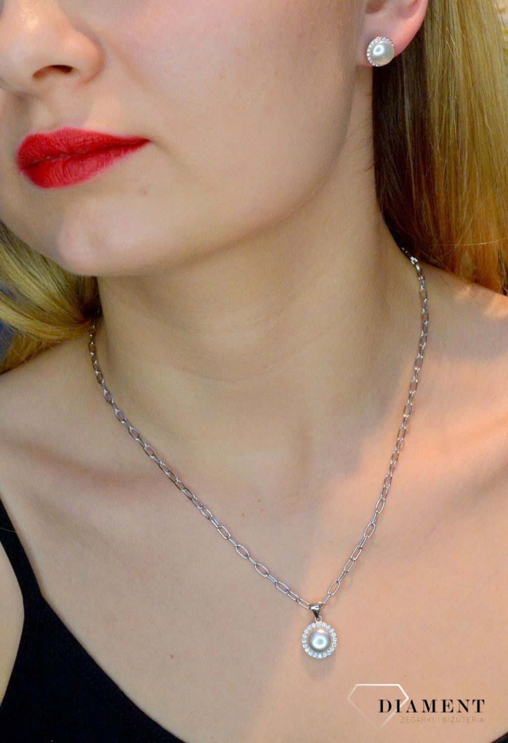 Komplet srebrny damski perełka w cyrkoniach DIA-KPL-37058-925. Komplet srebrny z perełką. Komplet biżuterii srebrnej dla kobiety. Idealny komplet dla kobiety na prezent. Zawieszka i kolczyki z perełką..jpg