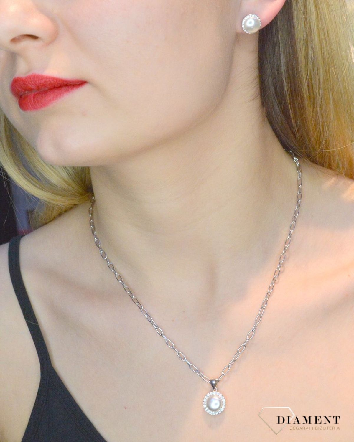 Komplet srebrny damski perełka w cyrkoniach DIA-KPL-37058-925. Komplet srebrny z perełką. Komplet biżuterii srebrnej dla kobiety. Idealny komplet dla kobiety na prezent. Zawieszka i kolczyki z perełką..jpg