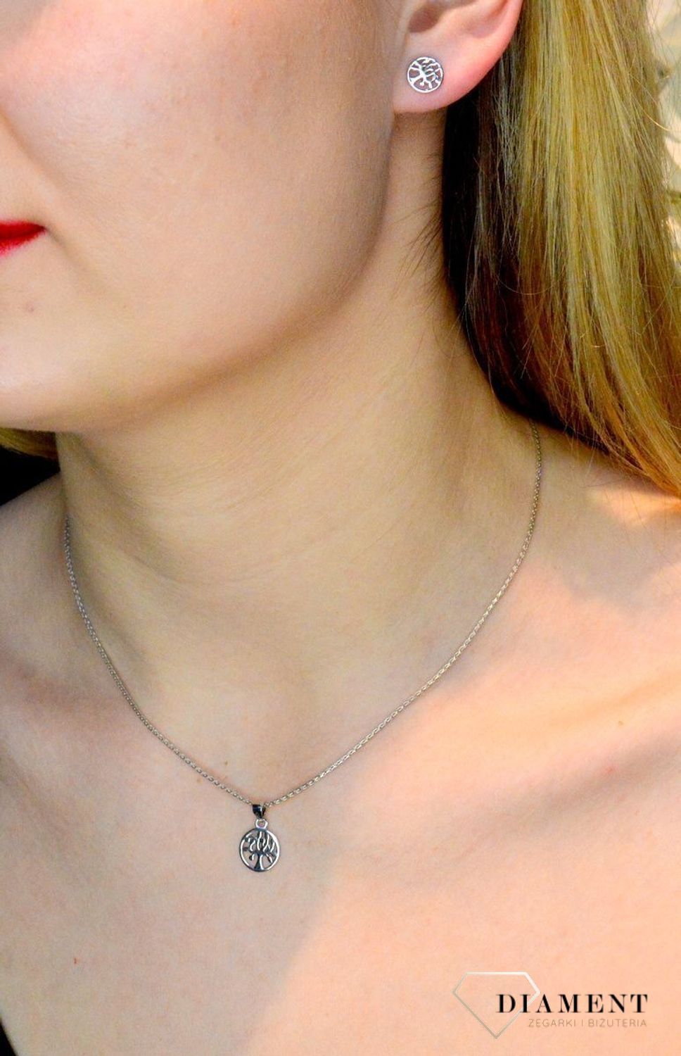 Srebrny komplet zawieszka i kolczyki drzewo życia w kółeczku DIA-KPL-37825-925. Piękny komplet srebrnej biżuterii to idealna propozycja na prezent dla ukochanej. W skład kompletu wchodzą delikatne kolczyki na sztyft i wisiorek.jpg