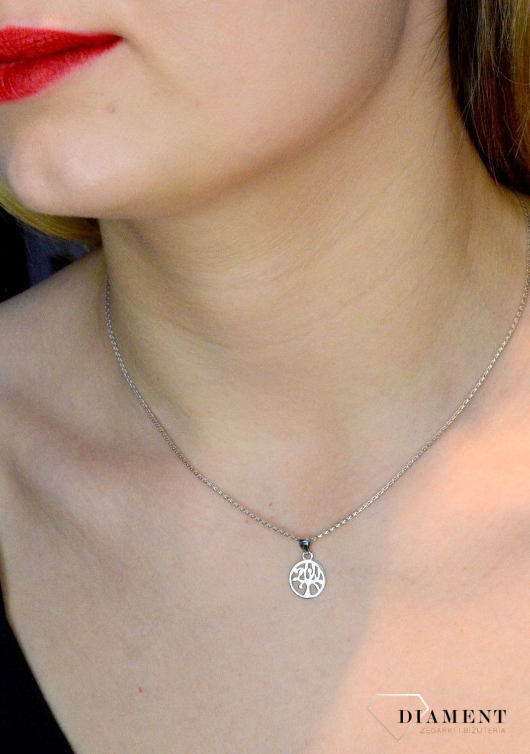 Srebrny komplet zawieszka i kolczyki drzewo życia w kółeczku DIA-KPL-37825-925. Piękny komplet srebrnej biżuterii to idealna propozycja na prezent dla ukochanej. W skład kompletu wchodzą delikatne kolczyki na sztyft i wisiorek.jpg