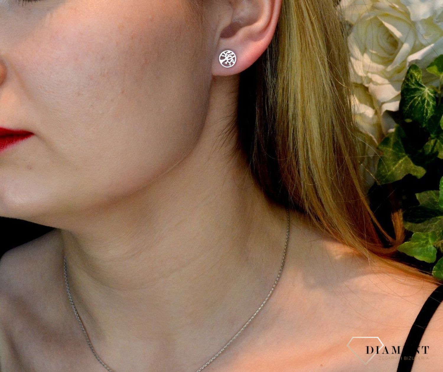 Srebrny komplet zawieszka i kolczyki drzewo życia w kółeczku DIA-KPL-37825-925. Piękny komplet srebrnej biżuterii to idealna propozycja na prezent dla ukochanej. W skład kompletu wchodzą delikatne kolczyki na sztyft i wisiorek.jpg