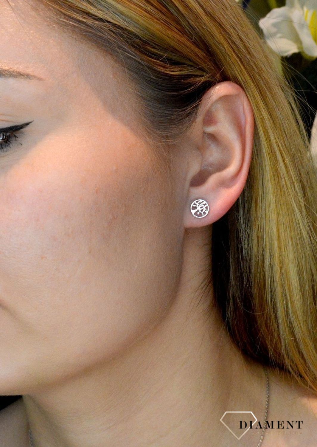 Srebrny komplet zawieszka i kolczyki drzewo życia w kółeczku DIA-KPL-37825-925. Piękny komplet srebrnej biżuterii to idealna propozycja na prezent dla ukochanej. W skład kompletu wchodzą delikatne kolczyki na sztyft i wisiorek.jpg