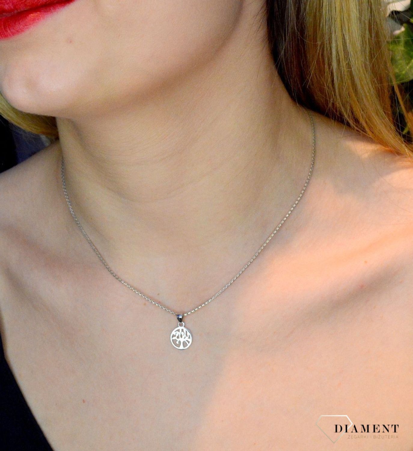 Srebrny komplet zawieszka i kolczyki drzewo życia w kółeczku DIA-KPL-37825-925. Piękny komplet srebrnej biżuterii to idealna propozycja na prezent dla ukochanej. W skład kompletu wchodzą delikatne kolczyki na sztyft i wisiorek.jpg